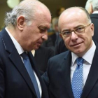 Fernández Díaz (izquierda) conversa con su homólogo francés, Bernard Cazeneuve, este viernes en Bruselas.-AFP / EMMANUEL DUNAND