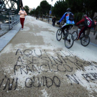 Pintada aparecida en el lugar de la muerte de Jimmy.-J. M. PRATS