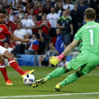 Taylor, en la jugada del gol que marcó ante el portero ruso.-EFE / FEHIM DEMIR