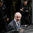 Rodrigo Rato saliendo de la Audiencia Nacional, tras declarar ante el juez, en octubre del 2014.-JOSÉ LUIS ROCA