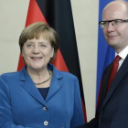 Merkel junto al primer ministro checo, Bohuslav Sobotka, este lunes en Berlín.-Foto: AP / MICHAEL SOHN