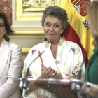 Rosa María Mateo (en el centro), el pasado 30 de julio, cuando asumió el cargo de administradora única provisional de RTVE.-DAVID CASTRO