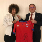 El nuevo jugador del Numancia Ali Al Namer con el presidente del club rojillo, Francisco Rubio.-HDS
