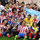 El Atlético de Madrid, con la Copa del Rey recién ganada al Real Madrid en el Bernabéu, en mayo del 2013.-DAVID CASTRO