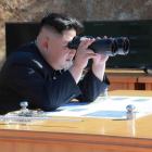El líder norcoreano Kim Jong-un el pasado mes de julio durante el lanzamiento de un misil intercontinental.-AFP