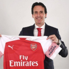 Unai Emery posa con la camiseta del Arsenal en el día de su presentación.-EL PERIÓDICO