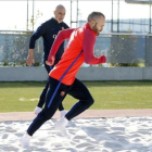 Iniesta, en una sesión de recuperación en la ciudad deportiva del Barça junto a Juanjo Brau, fisioterapeuta del club.-FC BARCELONA