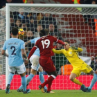 Sadio Mané anota el tercer gol del Liverpool contra el Manchester City.-REUTERS/ PHIL NOBLE