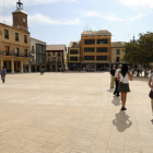 Un grupo de personas paseando por la remodelada plaza Mayor de Almazán. / ÚRSULA SIERRA-