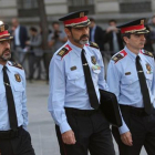 El mayor Josep Lluís Trapero, en el centro, llegando a la Audiencia Nacional.-DAVID CASTRO