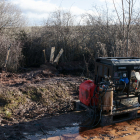 El bombeo para la retirada del vertido de aceite en un arroyo que confluye con el Duero. GONZALO MONTESEGURO
