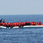 Imagen de la oenegé Jugen Rettet donde se ve a unos guardacostas libios apuntando a unos refugiados.-JUGEND RETTET