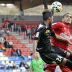 Braian en una jugada por alto con el defensa del Girona Ramalho. / Diego Mayor-