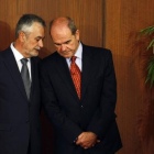 José Antonio Griñán y Manuel Chaves conversan en Sevilla, en abril del 2009.-REUTERS / MARCELO DEL POZO