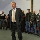El congresista de Kentucky Dan Johnson en una de sus últimas apariciones antes de suicidarse.-/ TIMOTHY D. EASLEY / AP