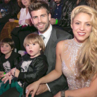 Shakira y Piqué con sus hijos, Milan (izquierda) y Sasha, en una gala en Barcelona el pasado mes de diciembre.-EL PERIÓDICO