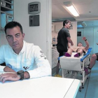 El doctor Michele Zasa, sentado tras su pequeña mesa en el interior de la Clínica Móvil.-EMILIO PÉREZ DE ROZAS