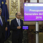 Montoro entrega a Posada los Presupuestos del 2016 en Madrid.-