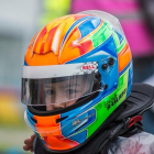 El jovencísimo piloto con su casco en una fotograría difundida en redes sociales por uno de los equipos del circuito-
