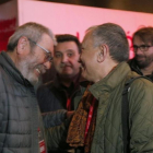 Cándido Méndez y Josep Maria Álvarez se saludan en el Congreso de UGT en presencia de Matías Carnero.-