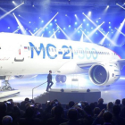 El primer ministro ruso Dmitry Medvedev se dispone a presentar el avión Irkut MC-21, la apuesta de Rusia para los vuelos de bajo coste.-SPUTNIK