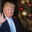 Trump saluda a la prensa tras reunirse con el cofundador del grupo Carlyle, en Mar-a-Lago, en Palm Beach (Florida), el 28 de diciembre.-AFP / DON EMMERT