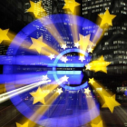 Símbolo del euro iluminado, ante la sede del Banco Central Europeo en Fráncfort.-REUTERS / KAI PFAFFENBACH