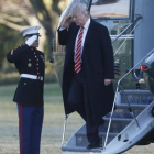 Trump, a su llegada con el helicóptero presidencial a la Casa Blanca.-AP / PABLO MRTÍNEZ MONSIVAIS