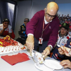 Carmelo Ezpeleta reparte, en presencia de Marc Márquez y sus compañeros, el pastel de su 70 cumpleaños.-MOTOGP.COM