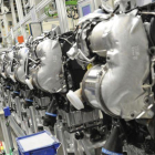 Fotografía de archivo tomada el 28 de junio de 2012 que muestra a un empleado de Volkswagen que trabaja en unos motores diesel en la planta de Salzgitter (Alemania).-JULIAN STRATENSCHULTE (EFE)