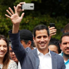 Juan Guaidó, con sus seguidores en Caracas.-REUTERS / CARLOS GARCÍA RAWLINS