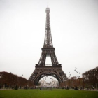 París nublado, con la Torre Eiffel al fondo.-