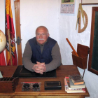 José Antonio Cercadillo en la mesa del profesor de su museo escolar.-JAVIER NICOLÁS
