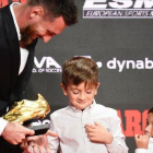 Leo Messi recibe su sexta Bota de Oro de manos de sus hijos Thiago y Mateo.-JORDI COTRINA