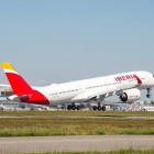 Avión de Iberia despegando de un aeropuerto.-EFE