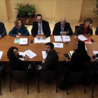 Los equipos negociadores de PSOE y de IU-Unidad Popular para la investidura de Pedro Sánchez este lunes, en su cita en el Congreso-JAVIER LIZON / EFE