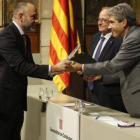 El conseller Francesc Homs entrega el premio a Marc Marginedas.-Foto: JULIO CARBÓ