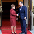 Cameron, con la primera ministra de Polonia, Beata Szydlo, este viernes, en Varsovia.-AP / JANEK SKARZYNSKI