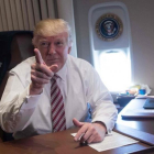 Trump posa en su oficina a bordo del Air Force One, en la base aérea de Andrews (Maryland), tras regresar de Filadelfia, el 26 de enero.-AFP / NICHOLAS KAMM