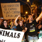 Manifestación ante la plaza de toros Monumental de Barcelona contra un posible regreso de las corridas, ayer.-RICARD CUGAT