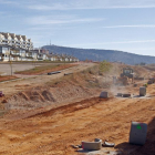 Obras de la Ronda el pasado octubre, donde se aprecia el desnivel para acceder al parque.-Mario Tejedor