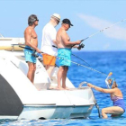 Artur Mas (izquierda) y sus amigos disfrutan en el yate 'Baruna'.-GTRES ONLINE