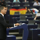 El rey Felipe, durante su discurso, con una bandera republicana y una independentista gallega al fondo, este miércoles en el Parlamento Europeo.-REUTERS / VINCENT KESSLER