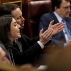 Irene Montero y Pablo Iglesias gesticulan durante la intervención de Soraya Sáenz de Santamaría en la sesión de control.-JOSE LUIS ROCA