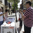 Soria Ya comenzó el pasado sábado la venta de banderas en Marqués de Vadillo.-LUIS ÁNGEL TEJEDOR