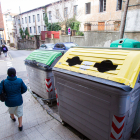 Los contenedores de orgánico se incorporan con el nuevo contrato de recogida de residuos. MARIO TEJEDOR