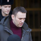 Navalny sale del tribunal de Moscú que lo sentenció a siete días de cárcel hace unos meses.-ALEXANDER ZEMLIANICHENKO