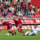 Guillermo y Mateu inician la jugada ofensiva del Numancia con el zaragocista Eguaras en el suelo.-Mario Tejedor