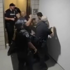 Imagen del incidente protagonizado por agentes de policía de Mesa-/ EL PERIÓDICO