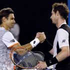 David Ferrer saluda a Andy Murray tras el partido, este miércoles en Melbourne.-AP / AARON FAVILA